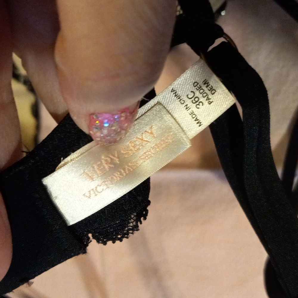 Very sexy Victoria's Secret 36c lace bra - Picture 4 of 5